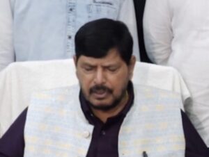 केंद्रीय मंत्री रामदास अठावले ने विपक्ष के नेता राहुल गांधी पर साधा निशाना केंद्रीय मंत्री रामदास अठावले ने विपक्ष के नेता राहुल गांधी पर साधा निशाना