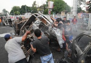 इंडोनेशिया में सांसदों की सैलरी बढने पर प्रदर्शन, संसद जली