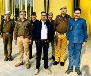 लखनऊ में पकडे गए फर्जी आईएएस अधिकारी, निजी बॉडीगार्ड, 6 लग्जरी गाडी