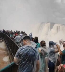 ब्राजील के इगुआजू फॉल्स पर मस्ती करते दिखे लोग