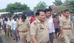 लखीमपुर में पुल से टकराई नाव, 20 लोग थे सवार