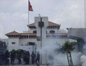 नेपाल में सोशल मीडिया बैन के बाद प्रदर्शनकारियों ने संसद के गेट 01 व 02 पर किया कब्जा नेपाल में सोशल मीडिया बैन के बाद प्रदर्शनकारियों ने संसद के गेट 01 व 02 पर किया कब्जा