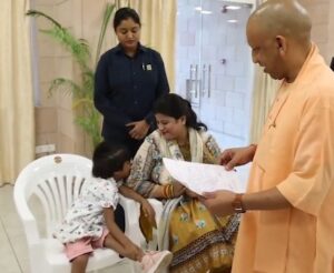 योगी के जनता दरबार में पहुंचे फरियादी