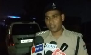 काशीपुर में तेज रफ्तार डंपर ने ली युवक की जान, गुस्साये ग्रामीणों ने कंपनी ऑफिस में किया हंगामा काशीपुर में तेज रफ्तार डंपर ने ली युवक की जान, गुस्साये ग्रामीणों ने कंपनी ऑफिस में किया हंगामा