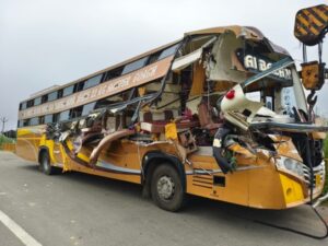 अयोध्या से वाराणसी जा रही टूरिस्ट बस हादसे का शिकार, चार की मौत, कई घायल