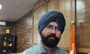 जम्मू और कश्मीर: आपदा पीडितों की बीच पहुचे डिप्टी कमिश्नर हरविंदर सिंह