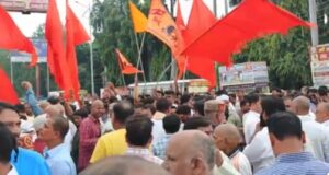 उत्तर प्रदेश के देवरिया में धर्म परिवर्तन के खिलाफ हिंदू संगठनों का प्रदर्शन