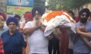 दिल्ली में वित्त मंत्रालय के उपसचिव नवजोत सिंह का अंतिम संस्कार, सड़क हादसे में हुई थी मौत