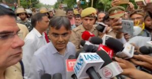 उत्तर प्रदेश के वाराणसी में कोर्ट परिसर में सब इंस्पेक्टर पर हमला