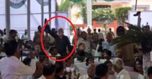 मराठवाड़ा मुक्ति दिवस कार्यक्रम में सीएम फणडवीस के भाषण के दौरान ओबीसी समाज का प्रदर्शन