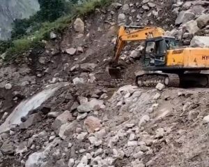 हिमाचल प्रदेश के किन्नौर में भूस्खलन से बंद पडीं सडकें, मलबा हटाने में जुटीं टीमें