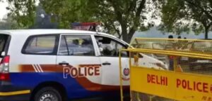 दिल्ली पुलिस की वैन से युवक की मौत