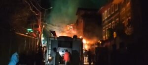 जम्मू-कश्मीर के बारामुला में आधी रात को दो दुकानों और दो मकानों में लगी भीषण आग