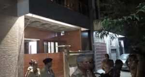 आवास के बाहर तैनात भारी पुलिसबल