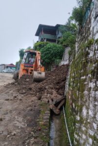 नागालैंड के चुंगटिया गांव के निवासियों के अनुरोध पर मदद के लिए तैनात की गई जेसीबी मशीन