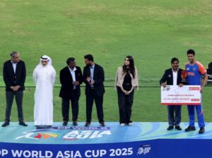 ट्रॉफी देने पर अड़े थे पाकिस्तान बोर्ड के चीफ, भारतीय खिलाड़ियों ने किया इनकार