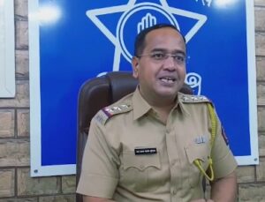 ट्रेन में स्टंट और महिलाओं से छेड़छाड़ करना युवक को पडा महंगा