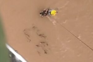 सबरी नदी के तेज बहाव में फंसे एक नागरिक को कड़ी मशक्कत के बाद सुरक्षित बाहर निकाला