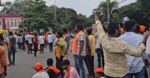 आरक्षण की मांग को लेकर सड़कों पर उतरे मराठा कार्यकर्ता