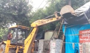 उत्तर प्रदेश के अलीगढ़ में जला बुल्डोजर