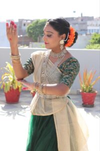 प्रसिद्ध शास्त्रीय नृत्यांगना स्वाति भिसे के घर से नौकरानी ने चुराईं कीमती साड़ियां