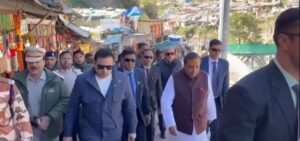 मुकेश अंबानी ने बद्रीनाथ धाम में की पूजा-अर्चना, लिया आशीर्वाद