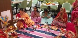 महिलाएं करवा चौथ का व्रत रखकर चाँद देखकर तोडीं उपवास