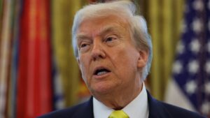 अमेरिका में 7.5 लाख कर्मचारी छुट्टी पर, 3 लाख छटनी की संभावना