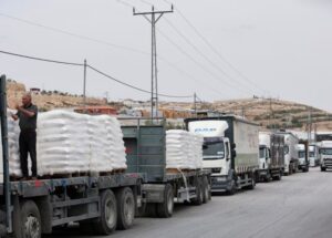 बंधकों के अवशेष ढूंढने में देरी के बाद इजराइल ने गाजा में ट्रकों की संख्या घटाई बंधकों के अवशेष ढूंढने में देरी के बाद इजराइल ने गाजा में ट्रकों की संख्या घटाई