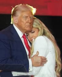 चार्ली किर्क के निधन के बाद उनकी विधवा एरिका किर्क ने भावुक होकर स्वतंत्रता पदक स्वीकार किया