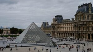 फ्रांस के लूव्र म्यूजियम से नेपोलियन के 8 कीमती गहने चोरी, चोरों ने 7 मिनट में वारदात को दिया अंजाम