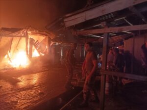 खोंसा टाउन के मुख्य बाजार में लगी भीषण आग, दिवाली पटाखे से लगी आग लगने का संदेह