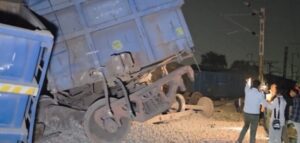 कोयला लदी मालगाड़ी के 12 डिब्बे पटरी से उतरे, ट्रेनों की आवाजाही ठप