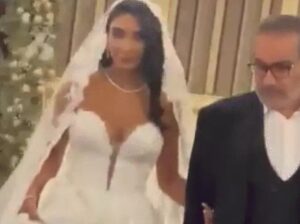 ईरान में हिजाब थोपने वाले अधिकारी की बेटी की शादी पर नाराजगी, सोशल मीडिया में वीडियो वायरल ईरान में हिजाब थोपने वाले अधिकारी की बेटी की शादी पर नाराजगी, सोशल मीडिया में वीडियो वायरल