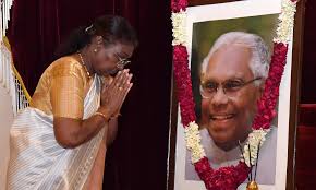 राष्ट्रपति द्रौपदी मुर्मु ने श्री केआर नारायणन की प्रतिमा का अनावरण किया और पुष्पांजलि अर्पित किए राष्ट्रपति द्रौपदी मुर्मु ने श्री केआर नारायणन की प्रतिमा का अनावरण किया और पुष्पांजलि अर्पित किए