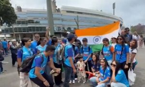 सिडनी में क्रिकेट फैन्स ने दिखाया उत्साह, कोहली को World Cup में खेलने की दी गुजारिश