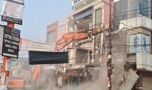 मेरठ में अवैध कॉम्प्लेक्स पर चला बुलडोज़र