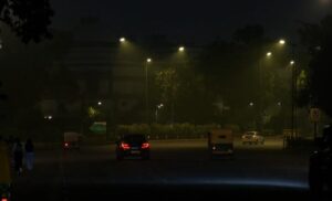 दिल्ली में भीषण धुंध, वायु गुणवत्ता बेहद खराब