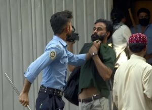 पाकिस्तान पुलिस ने प्रेस क्लब के अंदर घुसकर पत्रकारों को पीटा