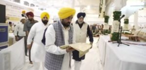 दिल्ली में कीर्तन दरबार में शामिल हुए केजरीवाल और भगवंत मान