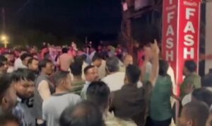 तेज रफ्तार कार ने मचाया कहर, भड़के लोगों ने आरोपी के घर पर किया हंगामा