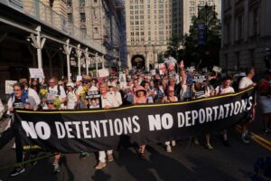 शिकागो में हंगामा तेज, ट्रंप के ऑपरेशन के खिलाफ प्रदर्शन, 1000 लोग गिरफ्तार शिकागो में हंगामा तेज, ट्रंप के ऑपरेशन के खिलाफ प्रदर्शन, 1000 लोग गिरफ्तार