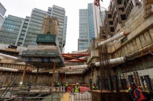 लंदन में 700 साल पुराने चर्च को 45 फुट हवा में उठाया यहां अब 36 मंजिला टावर बनेगा