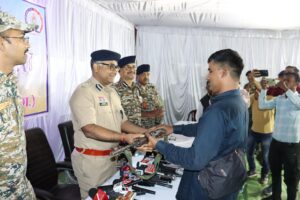 गरियाबंद में बड़ा नक्सली सरेंडर, उदंती एरिया कमेटी के सभी सक्रिय सदस्य हथियार डालकर मुख्यधारा में लौटे