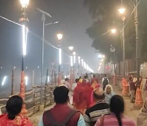 अयोध्या में सरयू घाटों पर उमड़े श्रद्धालु, सुरक्षा के कड़े इंतजाम