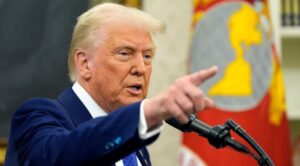 क्या विरोधियों के आगे झुके ट्रम्प? 40 दिन बाद खत्म हो सकता है शटडाउन, ओबामाकेयर पर वोटिंग को तैयार क्या विरोधियों के आगे झुके ट्रम्प? 40 दिन बाद खत्म हो सकता है शटडाउन, ओबामाकेयर पर वोटिंग को तैयार