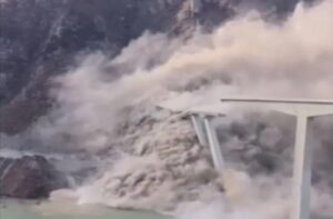 चीन का 758 मीटर लंबा होंगची ब्रिज ढहा, उद्घाटन के सिर्फ 44 दिन बाद हादसा