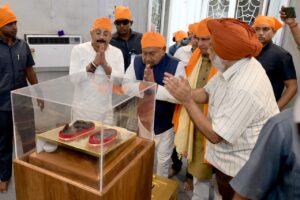 तख्त श्री पटना साहिब गुरुद्वारे में सीएम नीतीश कुमार ने टेका मत्था