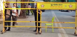 धर्मेंद्र के बंगले के बाहर बढ़ाई गई सुरक्षा, सड़क पर लगे बैरिकेड्स