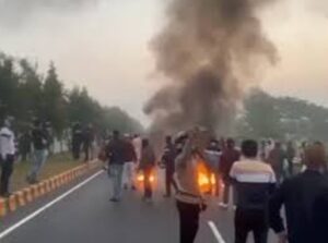 बांग्लादेश में हसीना समर्थकों का देशभर में प्रदर्शन, ढाका में हाईवे जाम, एयरपोर्ट के पास दो धमाके